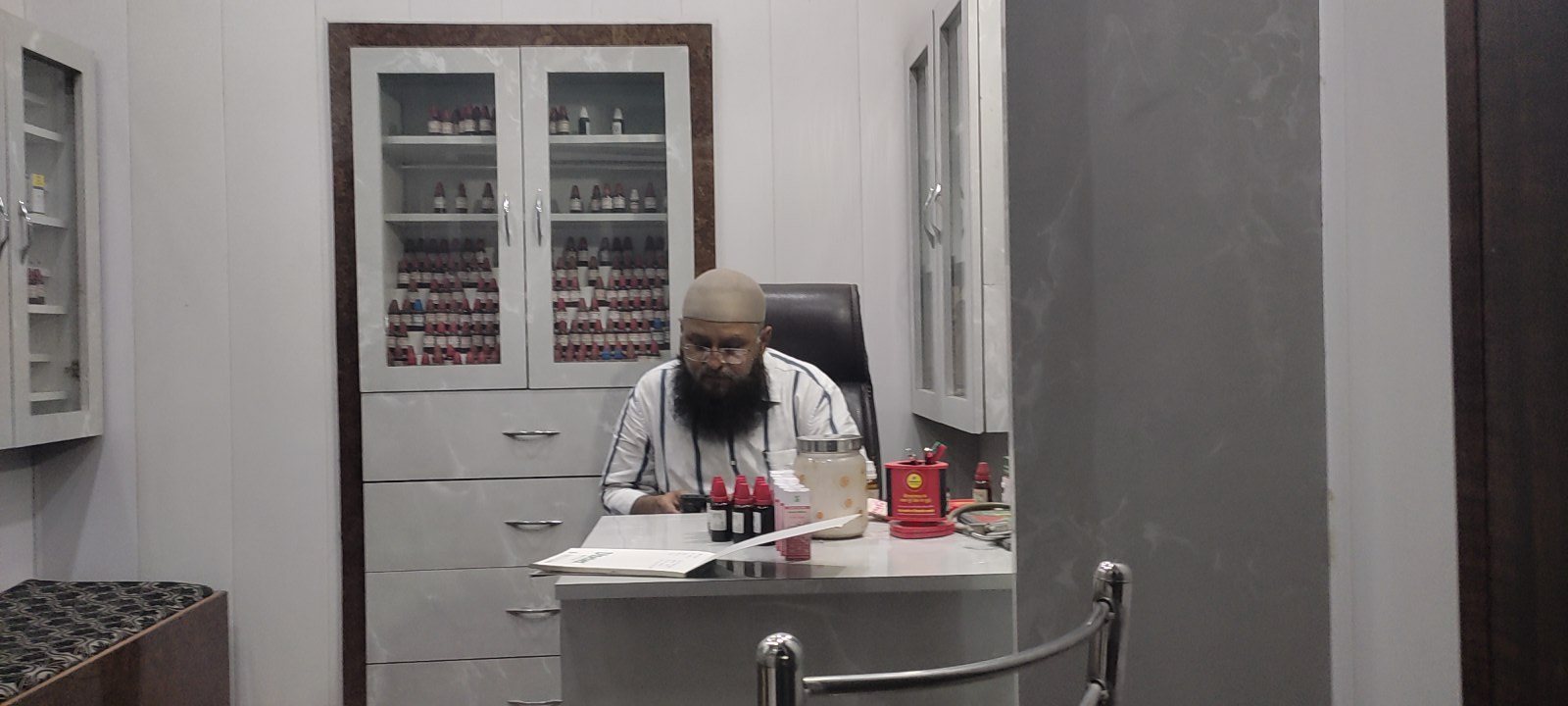 Dr. Farooqi treating a patient for Liver Disorders
